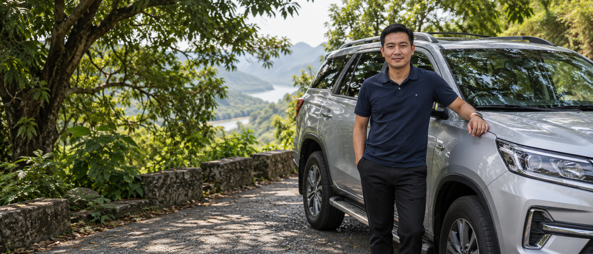 Người tài xế bên cạnh chiếc SUV màu bạc